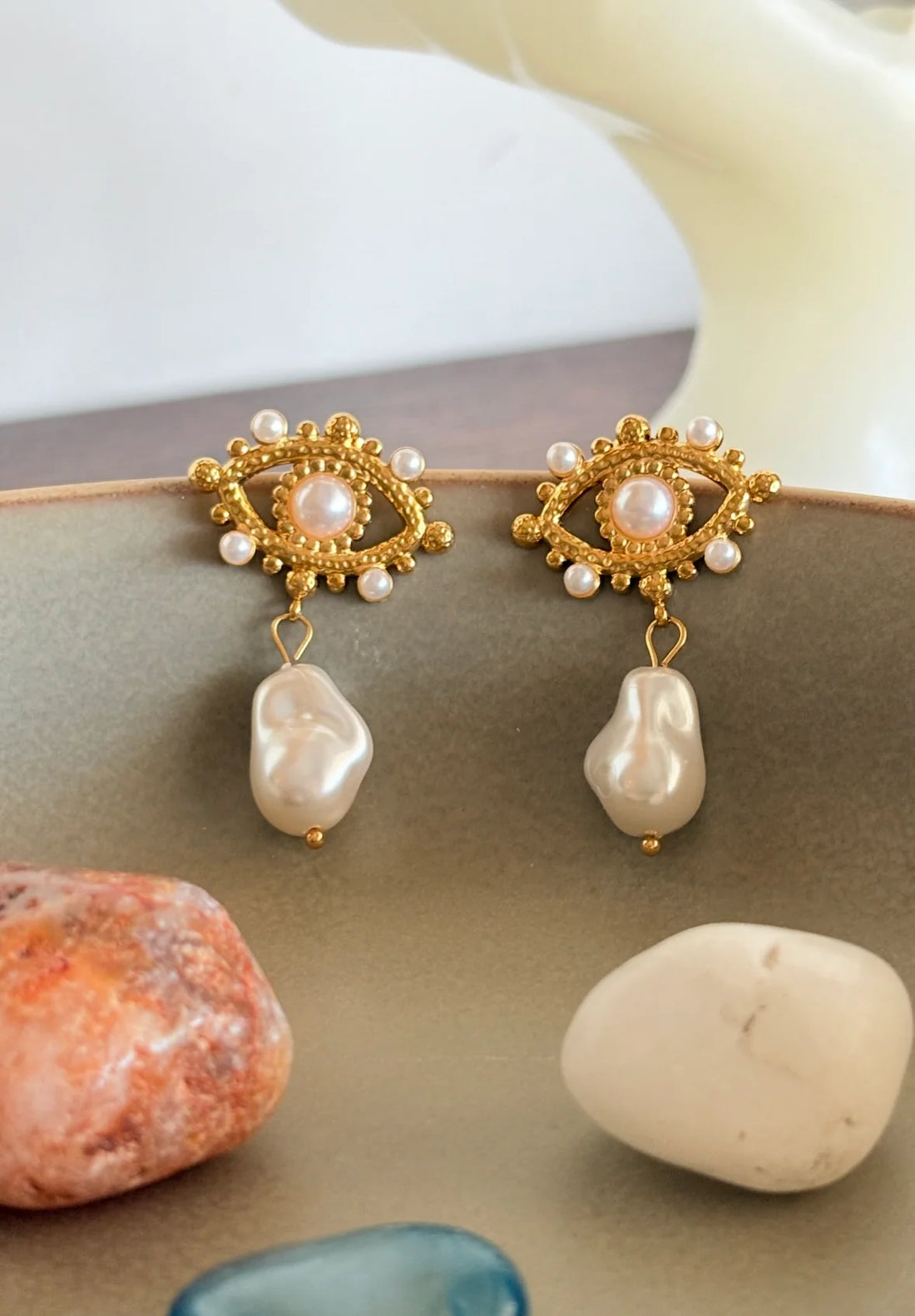 Eye Pearl Earrings