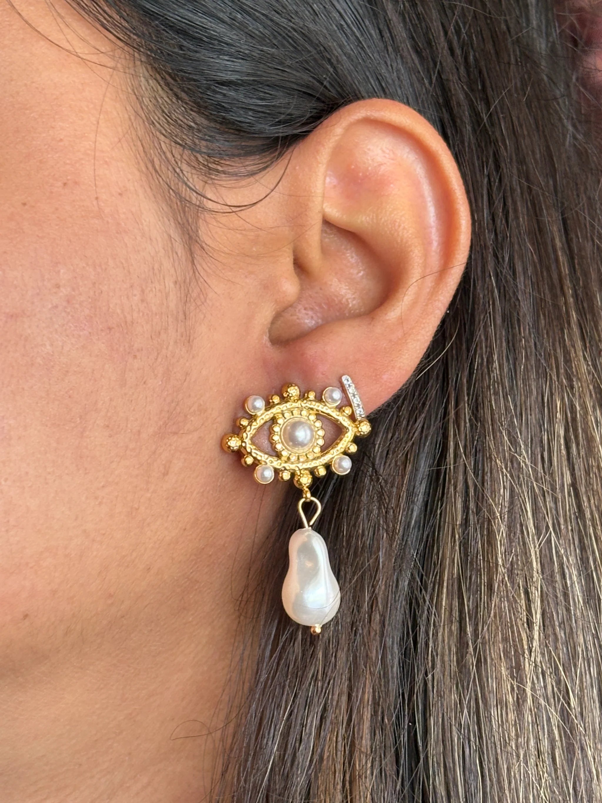 Eye Pearl Earrings