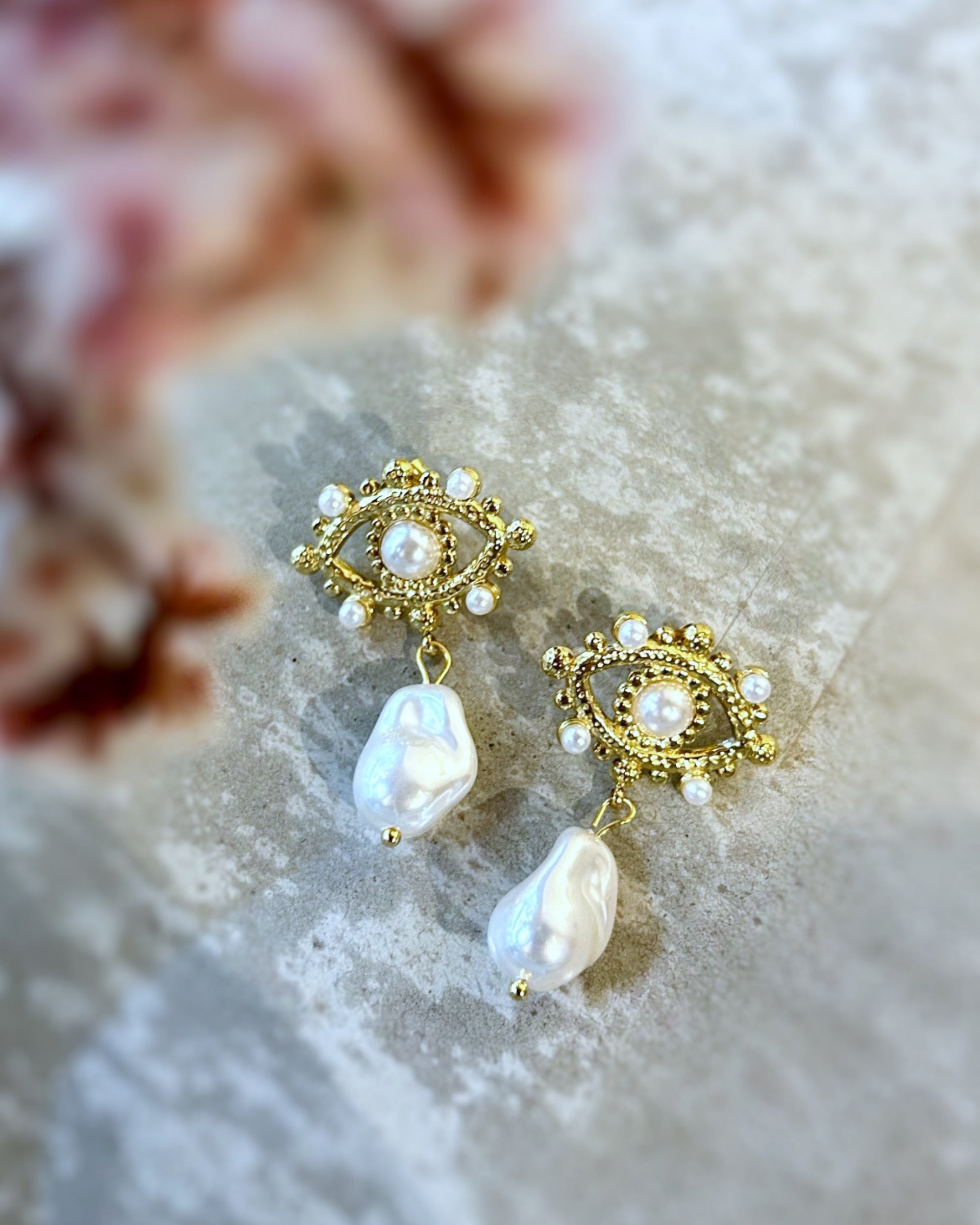 Eye Pearl Earrings